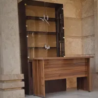 میز و کتابخانه