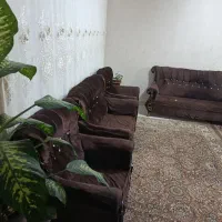 مبل و سه عدد جلو مبلی و میز تلوزیون