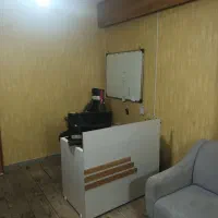 منشی خانم متعهد و مجرب در دفتر حمل و نقل