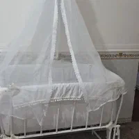 تخت و گهواره کنار مادر