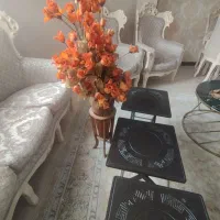 میز عسلی .گلدان همراه با گل