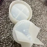 تعدادی وسایل سنگ مصنوعی و شمع سازی