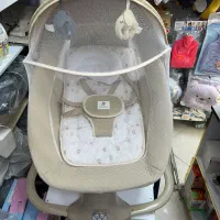 تخت کنار مادر و گهواره