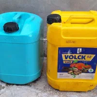 تعدادی گالن و بطری
