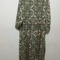 تعدادی لباس در حد نو