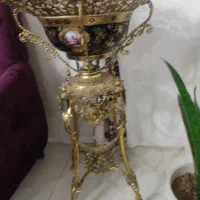 جا میوه ای ایستاده کنار سالنی  انتیک