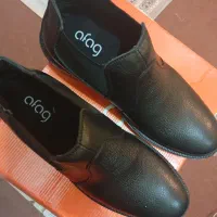 یک جفت کفش و یک عدد دوچرخه ثابت ایستاده