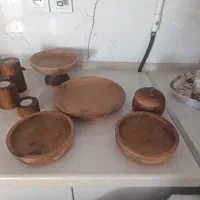 تعدای ظرف چوبی و جاشمعی