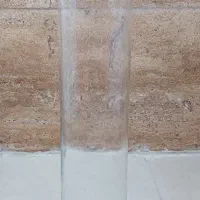 گلدان شیشه‌ای و گل مصنوعی