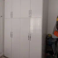 جیگای نون و بان ( گوشه دیواردوطرف دیوار دوطرف کمد)