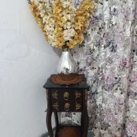 میز و گلدون
