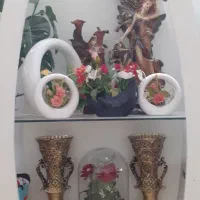 تعدادی لوازم دکوری منزل و کناره فرش