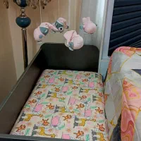 تخت کنار مادر