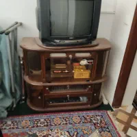 تلویزیون قدیمی و میز تلویزیون