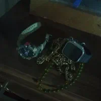 کاپشن گردنبد ساعت پیراهن