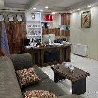 خانم آشنا به زبان انگلیسی و کامپیوتر کار با سامانه