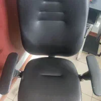 صندلی اداری و کامپیوتر کاملا مشابه نو