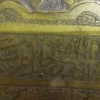 سه‌ عدد‌ سینی‌ از‌ جنس‌ برنج‌ و‌ مس