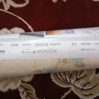 یک رول کاغذ دیواری