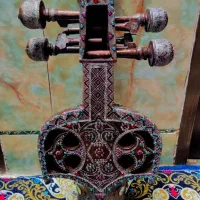 چنگ یا قیچک یا سروز|سازهای سنتی|بندرعباس, |دیوار