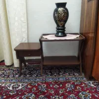 میز تلفنی چوبی و گلدون