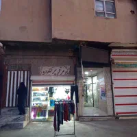 یک باب ساختمان بایک مغازه زیرساختمان