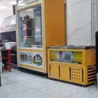 خریدار یخچال ایستاده و نوشابه