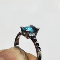 انگشتر نقره توپاز زنانه با نگینهای یاقوت کبود