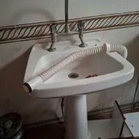 روشویی با شیرآلات سالم