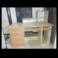 میز تحریر و کامپیوتر