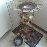 گلدان برنجی  کنار سالنی میوه خوری