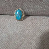 انگشتر نگینی نمادار برابر با تابلو