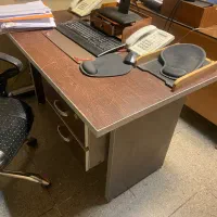 سه تا میز اداری و یک عدد صندلی اداری