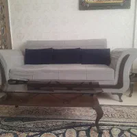 مبلمان راحتی همراه با جلومبلی چوبی