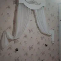 کتیبه‌بالای‌تخت زیبا همراه با پرده ابریشم