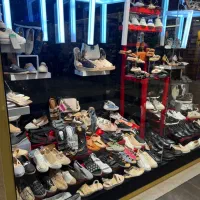 فروشنده خانم در کیف و کفش زنانه
