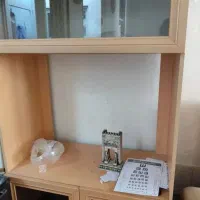 تلویزیون و میز ویترین دار تی وی