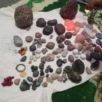 تعدادی شهاب سنگ با سنگ اسیاب