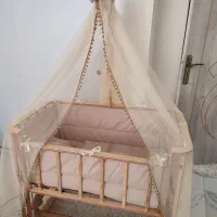 تخت کنار مادر