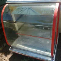 ویترین کوچک جلوی مغازه