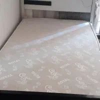 تخت خواب یک و نیم نفره همراه تشک در حد نو