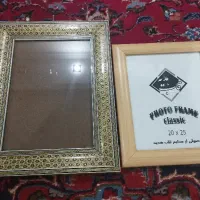 یک قاب منبت کاری شده و یک قاب چوبی ساده