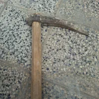 تیشه قدیمی با دسته