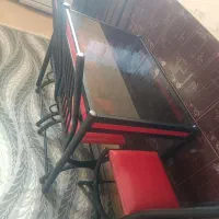 یک عددمیزناهارخوری وچهارعددصنلی