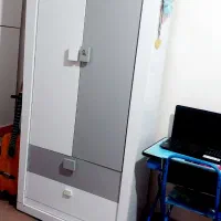 میز تحریر و تخت و کمد