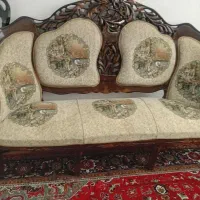 کاناپه و میز بزرگ جلو مبلی