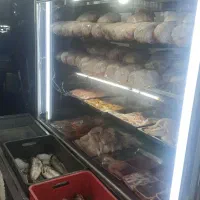 به یه قصاب  گوشت و مرغ و ماهی نیاز داریم