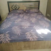 تخت و دراور و اینه و تشک تخت