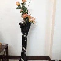 گل مصنوعی به همراه گلدان شیشه ای بسیار شیک