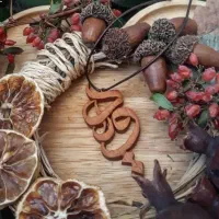 گردنبند چوبی با اسم و طرح دلخواه